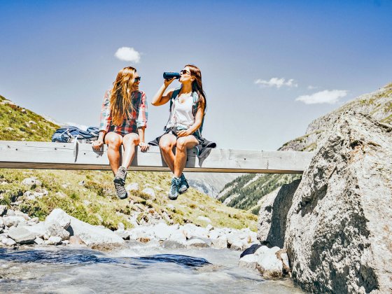 sommer urlaub in den bergen frauen steg