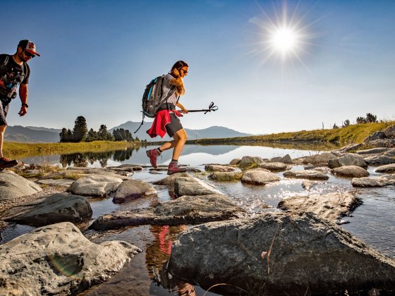 sommer urlaub in den bergen paar bach